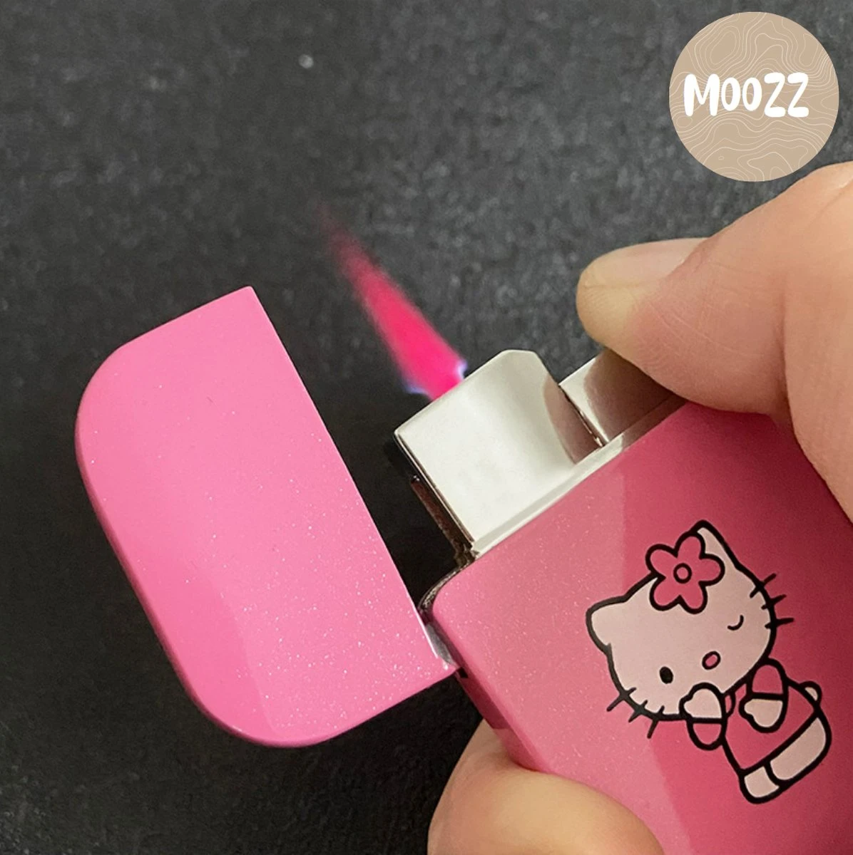 Briquet Moozz® Hello Kitty Avec Flamme Rose - Connu De TikTok - Rechargeable Et Coupe-vent 3 Briquet Moozz® Hello Kitty Avec Flamme Rose - Connu De TikTok - Rechargeable Et Coupe-vent – Image 3