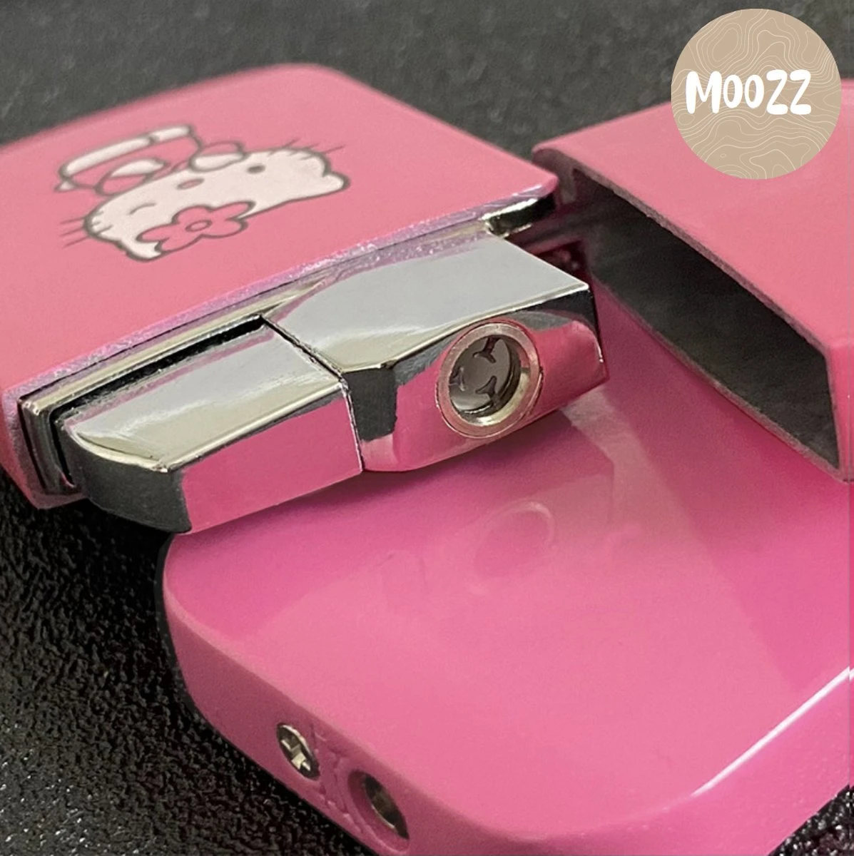 Briquet Moozz® Hello Kitty Avec Flamme Rose - Connu De TikTok - Rechargeable Et Coupe-vent 5 Briquet Moozz® Hello Kitty Avec Flamme Rose - Connu De TikTok - Rechargeable Et Coupe-vent – Image 5