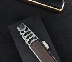 Briquet Turbo Jetflame - Brûleur à Gaz - Torch Feux D'Artifice - Brander à Crème Brûlée - BBQ Et Allume-Cigare - Coupe-Vent - Bois De Noyer Avec Boîtier En Métal Gris - Avec Bouteille De Gaz 250ML -Grill Feu Maison 1200x1028 6