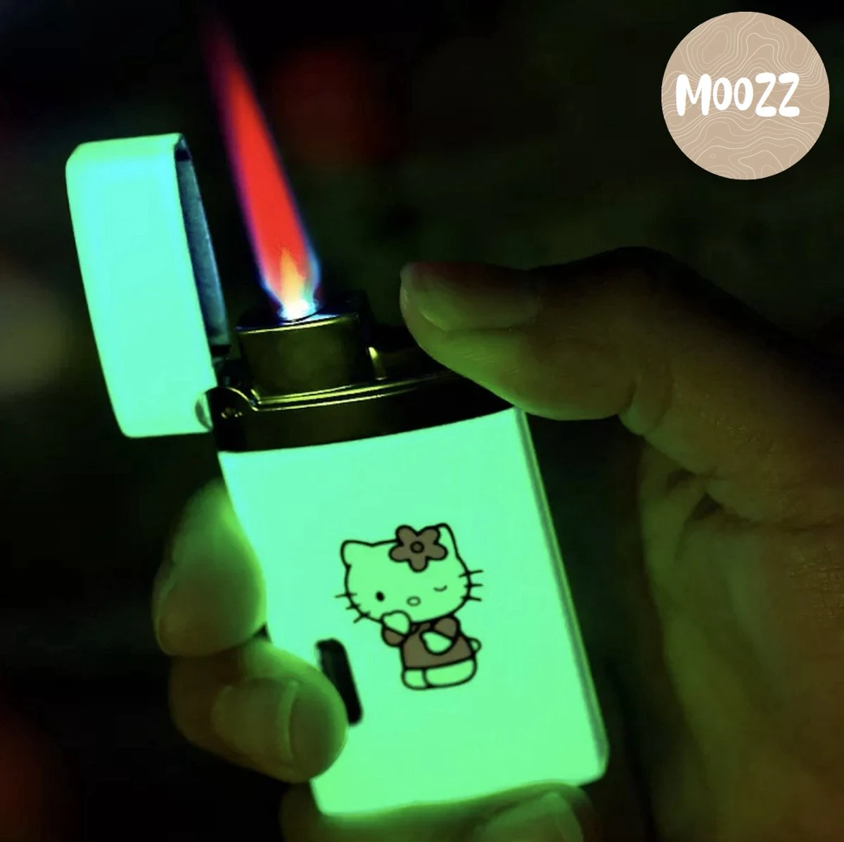 Briquet Moozz® Hello Kitty Glow In The Dark Avec Flamme Rose - Connu De TikTok - Rechargeable Et Coupe-vent 4 Briquet Moozz® Hello Kitty Glow In The Dark Avec Flamme Rose - Connu De TikTok - Rechargeable Et Coupe-vent – Image 4