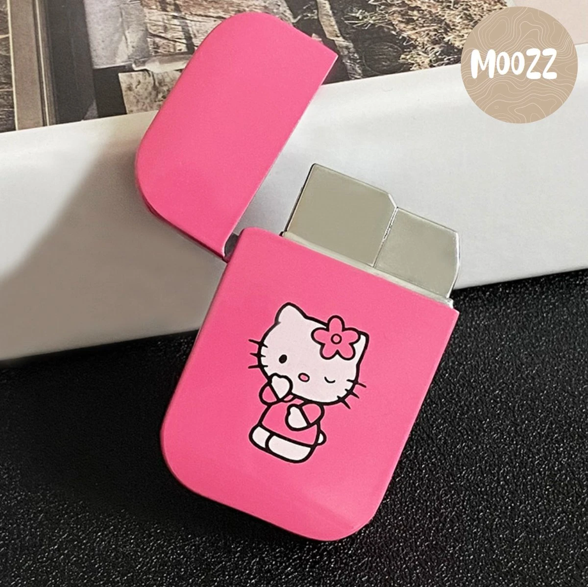 Briquet Moozz® Hello Kitty Avec Flamme Rose - Connu De TikTok - Rechargeable Et Coupe-vent 6 Briquet Moozz® Hello Kitty Avec Flamme Rose - Connu De TikTok - Rechargeable Et Coupe-vent – Image 6