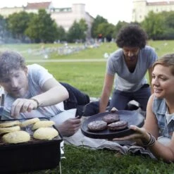 AG To- Go Barbecue Ø44 Cm - Barbecues à Charbon - Incl. Thermomètre - Température Inoxydable - Compact -Barbecue Carré - Incl. Couvercle - Barbecue Traditionnel - 6 Personnes - Partout Grille De Ventilation Pour Régulation D'oxygène - Zwart -Grill Feu Maison 1200x1199 4