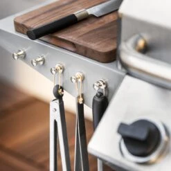 Navaris Set De 9 Crochet Magnétiques Pour BBQ - Set Accessoires De Cuisine Sur Barbecue Ou Gril - Aimants Puissants Pour Suspendre Des Utilitaires -Grill Feu Maison 1200x1200 1199