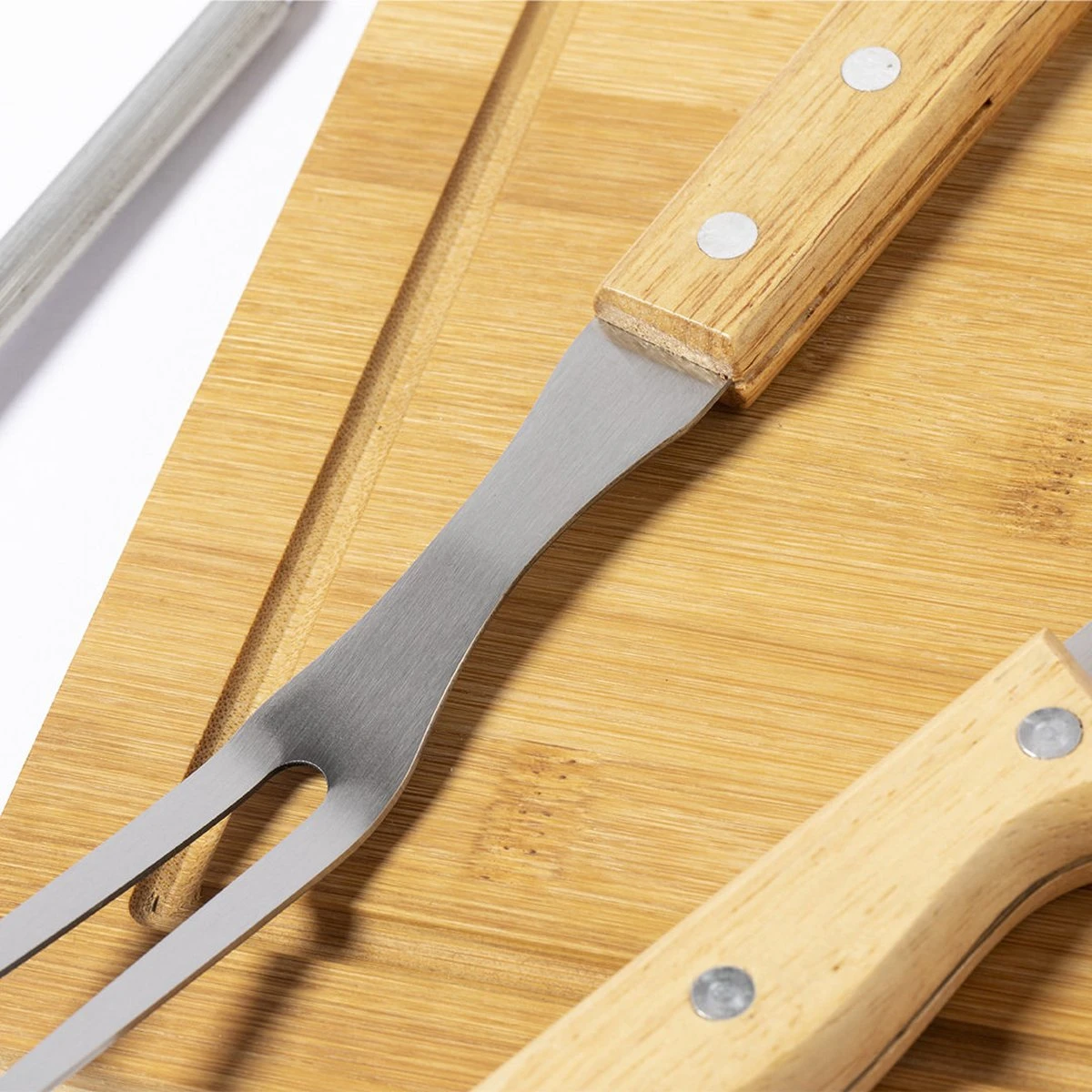 Ensemble De BBQ - Accessoires De BBQ - Outils De BBQ - Pinces à Barbecue - Fourchette - Spatule - Ouvre-bouteille - Planche à Découper - Durable - Bamboe 4 Ensemble De BBQ - Accessoires De BBQ - Outils De BBQ - Pinces à Barbecue - Fourchette - Spatule - Ouvre-bouteille - Planche à Découper - Durable - Bamboe – Image 4