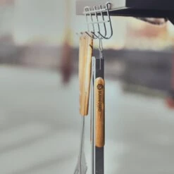 Burnhard Pince à Barbecue Burnhard 45cm | Acier Inoxydable | Manche En Bois D'acacia | Avec œillet De Suspension -Grill Feu Maison 1200x1200 1311