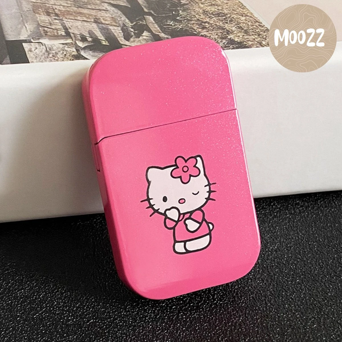 Briquet Moozz® Hello Kitty Avec Flamme Rose - Connu De TikTok - Rechargeable Et Coupe-vent 2 Briquet Moozz® Hello Kitty Avec Flamme Rose - Connu De TikTok - Rechargeable Et Coupe-vent – Image 2