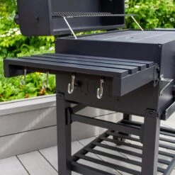 BBQ Grill XXL Fumoir Fumoir - Barbecue à Charbon De Bois De Jardin - Y Compris Housse De Pluie Brosse Métallique Espace De Rangement Pliable -Grill Feu Maison 1200x1200 219