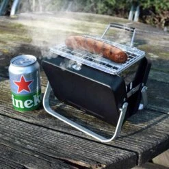 Mikamax - Mini Barbecue Portable - Le Plus Petit Barbecue Du Monde - Se Range Dans Votre Poche - 18 × 6 × 15,5 Cm - 714 Grammes -Grill Feu Maison 1200x1200 226