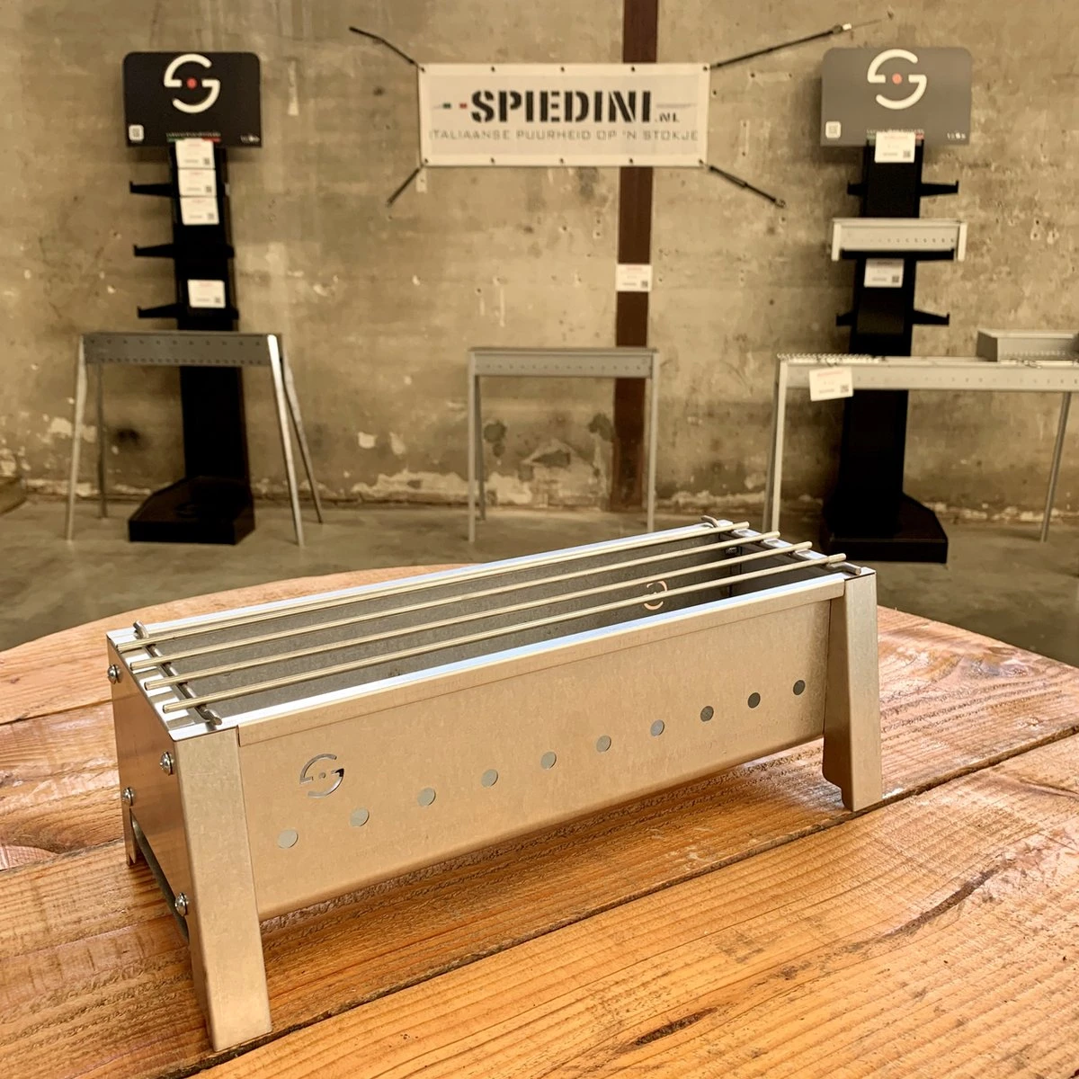 Spiedini Saté-bbq Bali 40 Mini - Petit Barbecue à Charbon étroit Avec Grille Horizontale Pour Satay Ou Autres Brochettes - 40 Cm De Long, 11 Cm De Large, 14 Cm De Haut - Idéal Pour Jardin Ou Cheminée, Ou Balcon - Matériau : Fer Aluminisé 1 Spiedini Saté-bbq Bali 40 Mini - Petit Barbecue à Charbon étroit Avec Grille Horizontale Pour Satay Ou Autres Brochettes - 40 Cm De Long, 11 Cm De Large, 14 Cm De Haut - Idéal Pour Jardin Ou Cheminée, Ou Balcon - Matériau : Fer Aluminisé