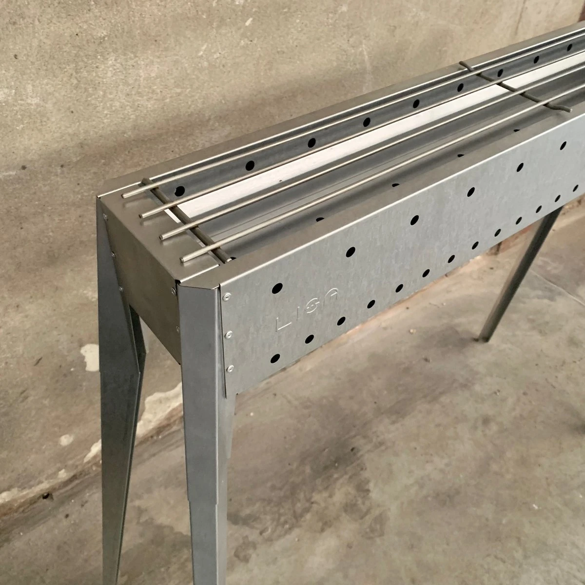 Spiedini Saté-bbq Sumatra 80 - Barbecue à Charbon Double Paroi Avec Grille Horizontale Pour Satay Ou Autres Brochettes - 80 Cm De Long, 11 Cm De Large, 83 Cm De Haut - Matière : Fer Aluminisé 2 Spiedini Saté-bbq Sumatra 80 - Barbecue à Charbon Double Paroi Avec Grille Horizontale Pour Satay Ou Autres Brochettes - 80 Cm De Long, 11 Cm De Large, 83 Cm De Haut - Matière : Fer Aluminisé – Image 2