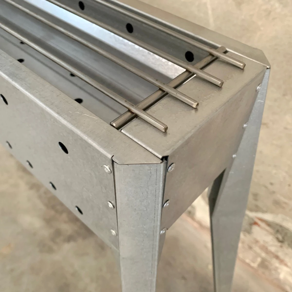 Spiedini Saté-bbq Sumatra 80 - Barbecue à Charbon Double Paroi Avec Grille Horizontale Pour Satay Ou Autres Brochettes - 80 Cm De Long, 11 Cm De Large, 83 Cm De Haut - Matière : Fer Aluminisé 4 Spiedini Saté-bbq Sumatra 80 - Barbecue à Charbon Double Paroi Avec Grille Horizontale Pour Satay Ou Autres Brochettes - 80 Cm De Long, 11 Cm De Large, 83 Cm De Haut - Matière : Fer Aluminisé – Image 4