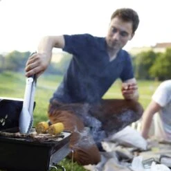 AG To- Go Barbecue Ø44 Cm - Barbecues à Charbon - Incl. Thermomètre - Température Inoxydable - Compact -Barbecue Carré - Incl. Couvercle - Barbecue Traditionnel - 6 Personnes - Partout Grille De Ventilation Pour Régulation D'oxygène - Zwart -Grill Feu Maison 1200x1200 302