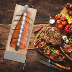 Relaxdays Ensemble De 2 Planches à Saumon Finlandais - Bois De Cèdre - Planche à Fumer Barbecue - Support Ovale - Pinces -Grill Feu Maison 1200x1200 538