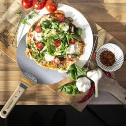 Krumble Pizzascoop - Rond En Acier Inoxydable - Pour Barbecue Ou Four - Pizzaspatch - Poignée En Bois - ø25,5cm De Diamètre -Grill Feu Maison 1200x1200 877