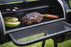 Mustang Fumoir Déporté Georgia XXL - Fumoir - FumoirBarbecue - Barbecue - Bois - Charbon De Bois - Fil D'acier émaillé épais - XXL - 119 KG ! - 175x70x192cm -Grill Feu Maison 1200x799 9