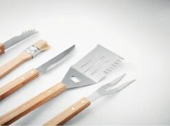 Kitchenhouse - Ensemble Barbecue 5 Pièces - Acier Inoxydable - Poignées En Bois 5 Kitchenhouse - Ensemble Barbecue 5 Pièces - Acier Inoxydable - Poignées En Bois -Grill Feu Maison 1200x889 3