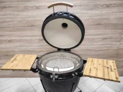 Série Evolve Econ - Barbecue Kamado 24" / 61 CM / XXL - Avec étagères De Table En Bois - Accessoires Gratuits Inclus - Parois En Céramique - Forme D'œuf - Chaleur Directe + Chaleur Indirecte - Ventilation Professionnelle - Thermomètre Intelligent -Grill Feu Maison 1200x898 2