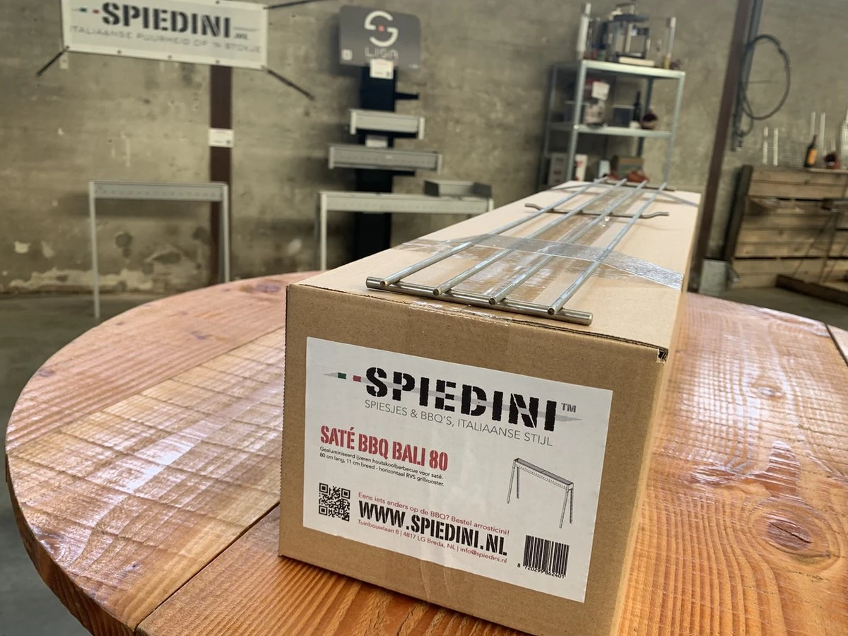 Spiedini Satay BBQ Bali 80 - Barbecue à Charbon Avec Grille Horizontale Pour Satay Ou Autres Brochettes - Longueur 80 Cm, Largeur 11 Cm - Matière : Fer Aluminisé 14 Spiedini Satay BBQ Bali 80 - Barbecue à Charbon Avec Grille Horizontale Pour Satay Ou Autres Brochettes - Longueur 80 Cm, Largeur 11 Cm - Matière : Fer Aluminisé – Image 14