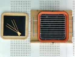 BBQ - BARBECUE - CHARBON - EVERDURE - CUBE - Y COMPRIS LA BOÎTE DE RANGEMENT ET LE TRAVAIL / PLATEAU - 38,4 CM DE LONG - 31,6 CM DE LARGE - 22,4 CM DE HAUT - ACIER INOXYDABLE / ALUMINIUM / BOIS -Grill Feu Maison 1200x920 2