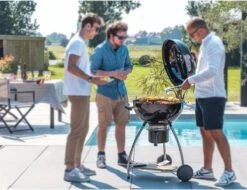 NATERIAL - Barbecue à Charbon PHOENIX BETA II - 8 Personnes - Ø 57 Cm - H. 108 Cm - Acier émaillé - Zwart - Kogelbarbecue 13 NATERIAL - Barbecue à Charbon PHOENIX BETA II - 8 Personnes - Ø 57 Cm - H. 108 Cm - Acier émaillé - Zwart - Kogelbarbecue -Grill Feu Maison 1200x925