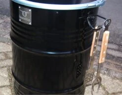 BarrelQ Petit Baril De Pétrole Barbecue Au Charbon De Bois Table D'appoint De Foyer Pour Barbecue En Un Avec Housse De Protection -Grill Feu Maison 1200x938