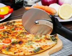 Pelle à Pizza Bighorn Pour BBQ Et Four-Manche Pliant -Coupe-Pizza-Inox -convient Comme Pelle à Pain Et Pelle à Four - SRPT01 -Grill Feu Maison 1200x944 1