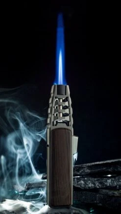 Briquet Turbo Jetflame - Brûleur à Gaz - Torch Feux D'Artifice - Brander à Crème Brûlée - BBQ Et Allume-Cigare - Coupe-Vent - Bois De Noyer Avec Boîtier En Métal Gris - Avec Bouteille De Gaz 250ML -Grill Feu Maison 679x1200 1