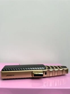 Briquet JETFLAME 1000 - Brûleur à Gaz - Torch Feux D'Artifice - Brander Crème Brûlée - BBQ Et Allume Cigare - Coupe Vent - Carbone Avec Boîtier Métal Doré 9 Briquet JETFLAME 1000 - Brûleur à Gaz - Torch Feux D'Artifice - Brander Crème Brûlée - BBQ Et Allume Cigare - Coupe Vent - Carbone Avec Boîtier Métal Doré -Grill Feu Maison 895x1200 5