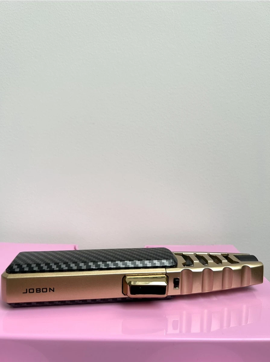 Briquet JETFLAME 1000 - Brûleur à Gaz - Torch Feux D'Artifice - Brander Crème Brûlée - BBQ Et Allume Cigare - Coupe Vent - Carbone Avec Boîtier Métal Doré 4 Briquet JETFLAME 1000 - Brûleur à Gaz - Torch Feux D'Artifice - Brander Crème Brûlée - BBQ Et Allume Cigare - Coupe Vent - Carbone Avec Boîtier Métal Doré – Image 4