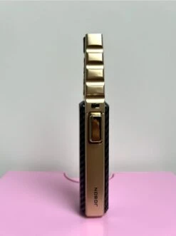 Briquet JETFLAME 1000 - Brûleur à Gaz - Torch Feux D'Artifice - Brander Crème Brûlée - BBQ Et Allume Cigare - Coupe Vent - Carbone Avec Boîtier Métal Doré 11 Briquet JETFLAME 1000 - Brûleur à Gaz - Torch Feux D'Artifice - Brander Crème Brûlée - BBQ Et Allume Cigare - Coupe Vent - Carbone Avec Boîtier Métal Doré -Grill Feu Maison 896x1200 2