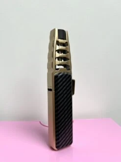 Briquet JETFLAME 1000 - Brûleur à Gaz - Torch Feux D'Artifice - Brander Crème Brûlée - BBQ Et Allume Cigare - Coupe Vent - Carbone Avec Boîtier Métal Doré 8 Briquet JETFLAME 1000 - Brûleur à Gaz - Torch Feux D'Artifice - Brander Crème Brûlée - BBQ Et Allume Cigare - Coupe Vent - Carbone Avec Boîtier Métal Doré -Grill Feu Maison 896x1200