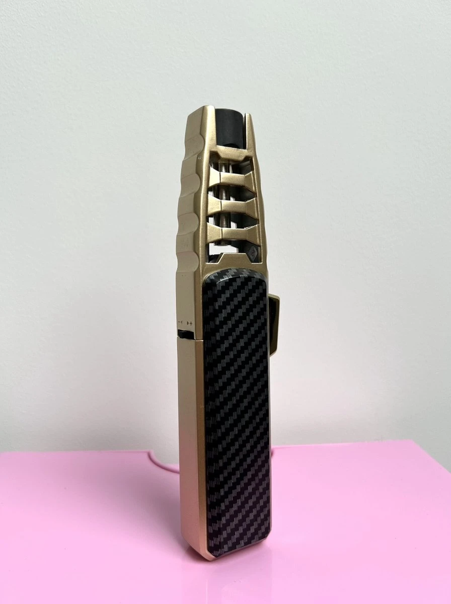 Briquet JETFLAME 1000 - Brûleur à Gaz - Torch Feux D'Artifice - Brander Crème Brûlée - BBQ Et Allume Cigare - Coupe Vent - Carbone Avec Boîtier Métal Doré 3 Briquet JETFLAME 1000 - Brûleur à Gaz - Torch Feux D'Artifice - Brander Crème Brûlée - BBQ Et Allume Cigare - Coupe Vent - Carbone Avec Boîtier Métal Doré – Image 3