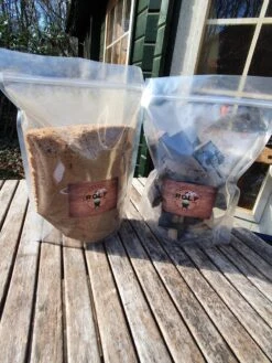 Assortiment De Morceaux De Barriques De Vin Rouge / Papillon De Fumée